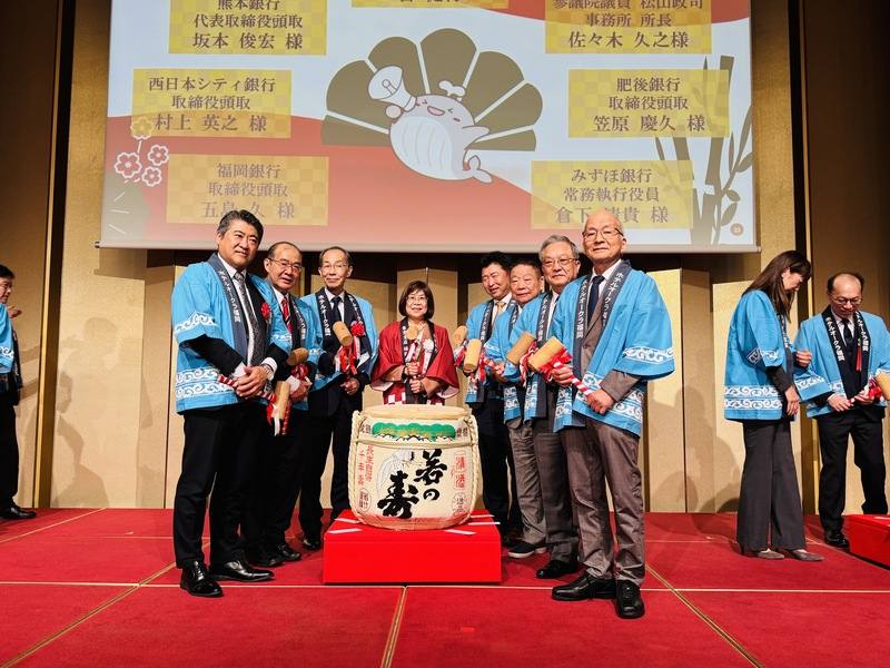 台灣銀行東京分行福岡出張所29日在福岡的大倉飯店舉行開幕典禮，安排代表開運祈福的鏡開（敲酒樽）儀式，充滿喜慶氣氛。