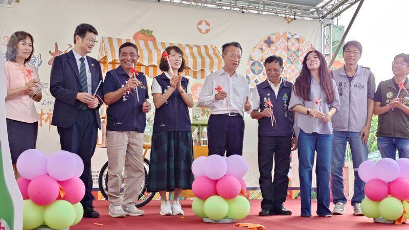 嘉義縣番路鄉是台灣柿子主要產地，鄉公所與農會將於10月4日至5日聯合舉辦柿子節，30日在番路鄉農會「飲冰柿茶集」門市舉行記者會，嘉義縣長翁章梁（中）一同出席。