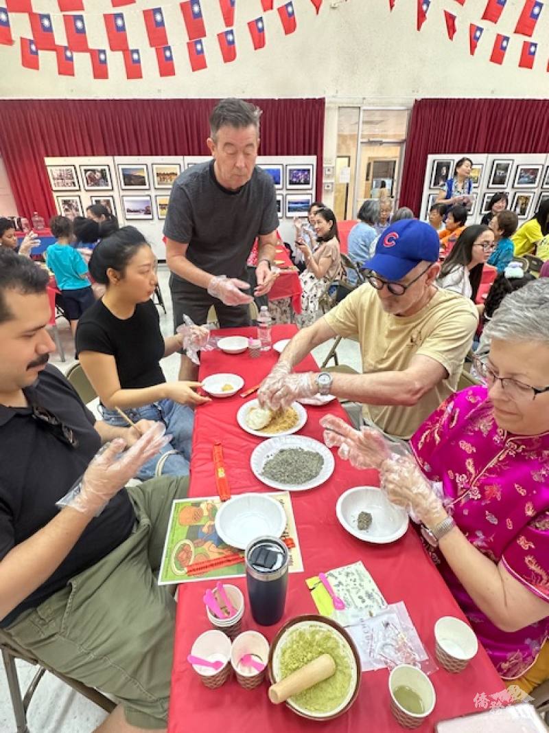 臺灣華語文學習中心(TCML)臺塑中文學校學員輪流體驗擂茶研磨過程