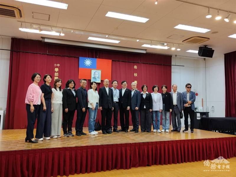 立法院院長韓國瑜一行於大阪中華學校大禮堂合影