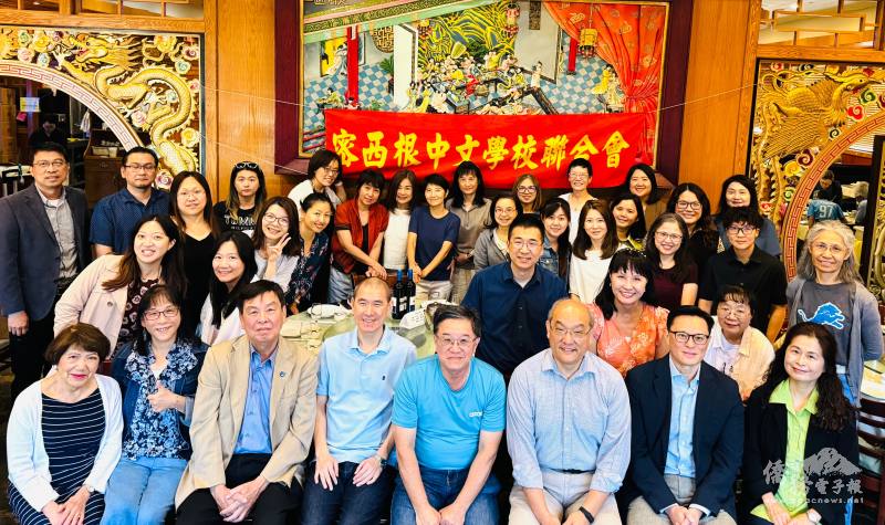 出席2025年教師節敬師餐會的貴賓、校長、及教師大合影