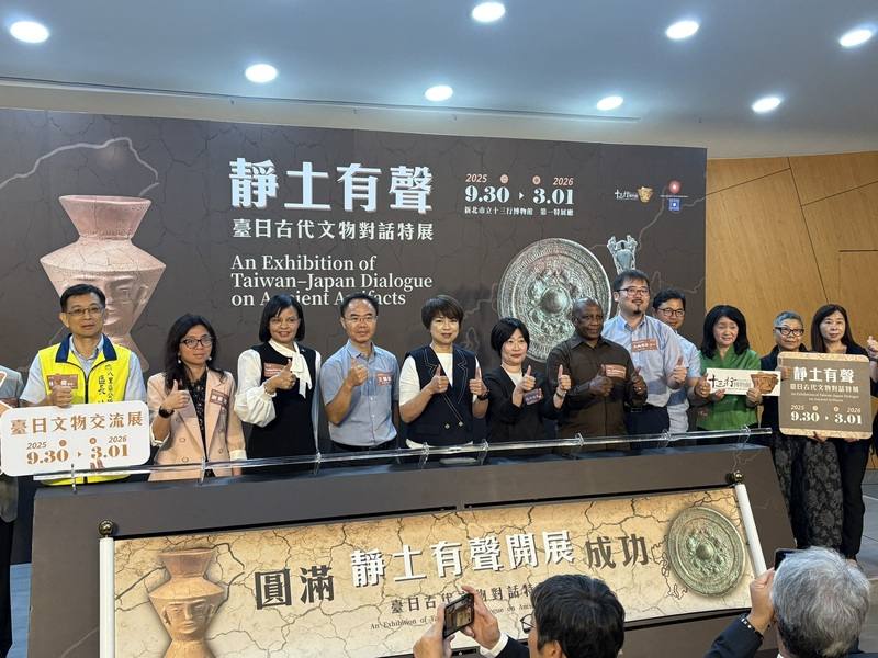 新北市立十三行博物館與日本姊妹館推出「靜土有聲」特展30日揭幕，新北市政府副祕書長龔雅雯（左5）、日本西都原考古博物館長館長長友由美子（左6）等人共同出席揭幕典禮。