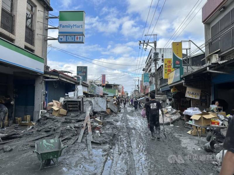 花蓮馬太鞍溪堰塞湖溢流釀災，各地民眾自發組成「鏟子超人」湧入光復鄉支援清理。（中央社檔案照片）