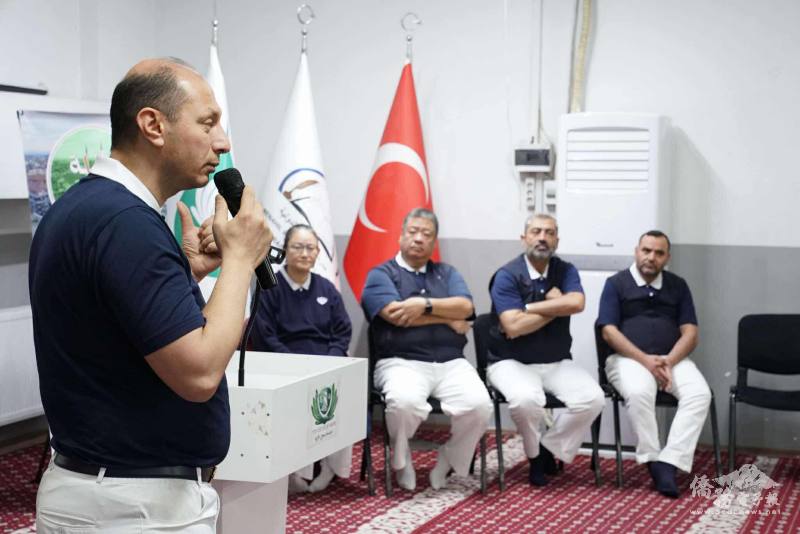 大學獎助委員會成員雷扎・阿基利耶則追溯慈濟創辦人證嚴法師與三十位婦女發心的創始故事