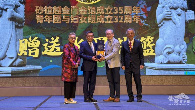 駐馬來西亞辦事處公使卜正珉(右2)致贈金門高粱與會館主席洪益勤(右1)及籌委會主席拿督黃良傑夫婦(左1、2)