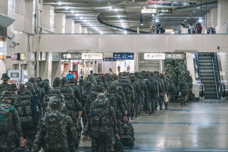 花蓮馬太鞍溪堰塞湖溢流釀災，負責中部及北部地區救災、防務的第五作戰區、第三作戰區，30日共增派1050名官兵，搭乘專案列車挺進花蓮光復鄉救災。（國軍提供）