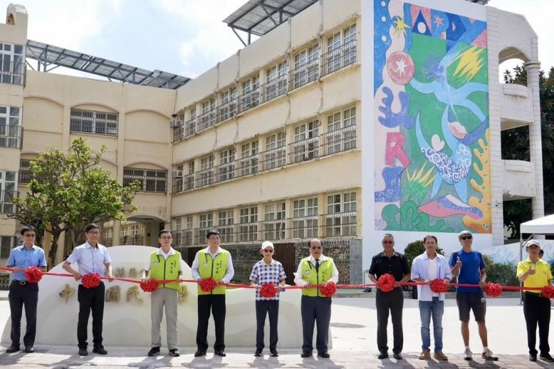 澎湖中興國小新建「行走浪花的美好」公共藝術，30日由澎湖縣長陳光復（右5）等人剪綵後啟用，並宣告澎湖的校園藝術教育正式邁入新的里程碑，讓校園圍牆不再是硬綁綁的牆壁，校園更增美感。（澎湖縣政府提供）