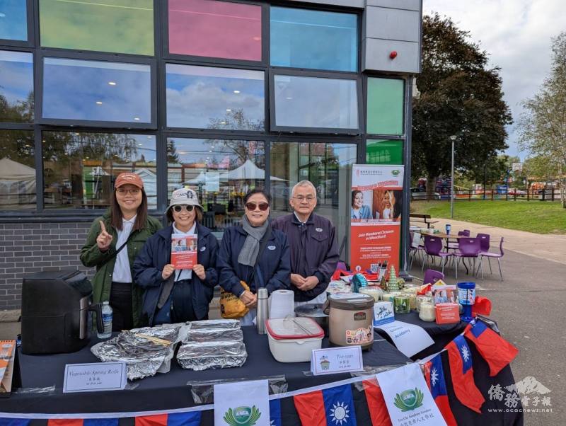 現場除設置倫敦慈濟 TCML 成人華語課程及人文學校諮詢攤位，介紹學校辦學理念與教學特色外，亦精心準備茶葉蛋、春捲、香氛蠟燭等義賣品