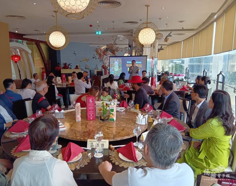 駐奈及利亞代表劉翼平(立者)表示，雖然奈國環境艱難，但由臺僑界、貿協台貿中心與駐奈國代表處組成的「三合一平臺」，可具體協助僑臺商穩健發展