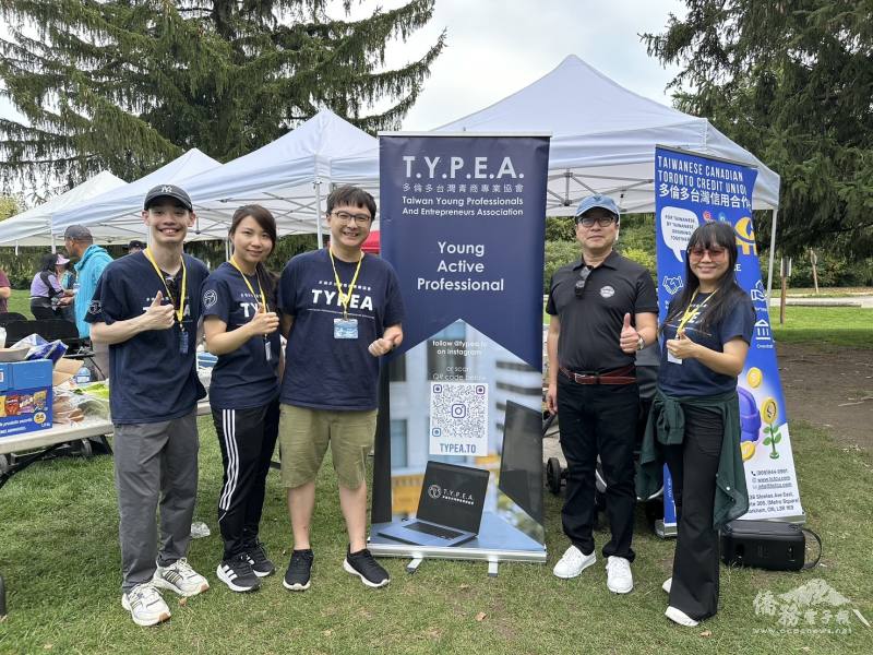 多倫多文教中心主任藍柏青與青商會團隊合照