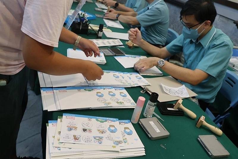 中華郵政30日在台北舉行「貓貓蟲咖波郵票小全張」發行暨商品發表會，同步推出「咖波悠郵好日子」聯名商品，更打造6處不同主題咖波郵局等待民眾走訪，消費滿額即贈1本限量集戳本，邀請民眾集戳換限量好禮。