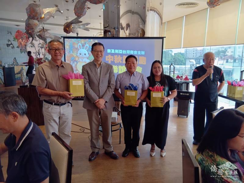 抽獎活動中，劉翼平(左2)與抽中代表處提供獎品者開心合影
