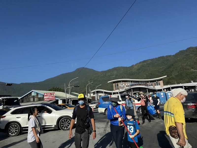 Volunteers with brooms arrive at Guangfu Township on Sunday. CNA photo Sept. 29, 2025