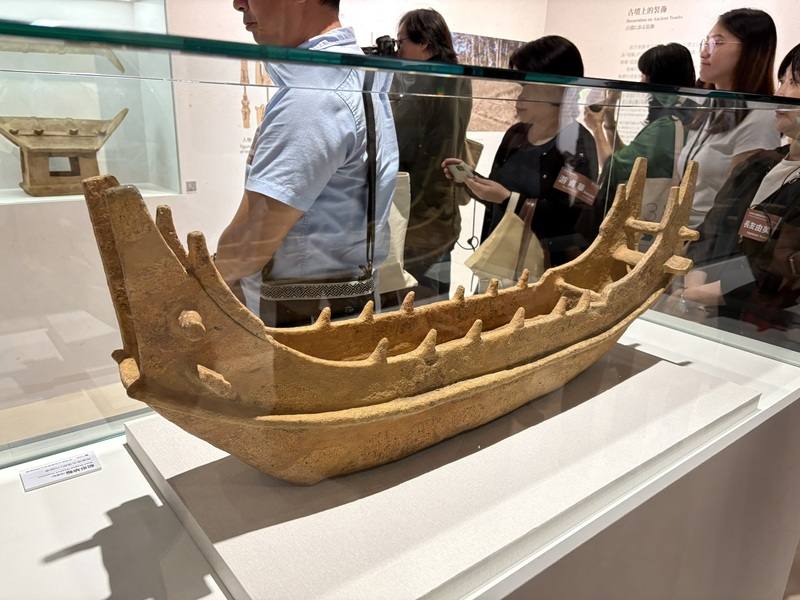 新北市立十三行博物館與日本姊妹館推出「靜土有聲」特展30日揭幕，展出台日多項珍貴文物，包含長達1公尺的日本國寶船形埴輪複製品，其原件為日本重要文化財。