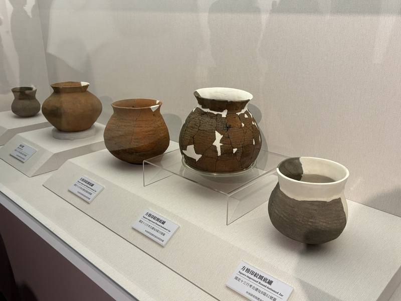 新北市立十三行博物館與日本姊妹館推出「靜土有聲」特展30日揭幕，本次也展出11件新亮相的十三行遺址出土文物，包含中央研究院最新修復的陶器。