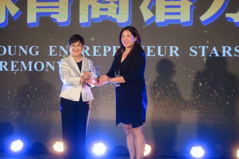 僑委會委員長徐佳青（左）30日頒發2025全球青商潛力之星獎，給予來自巴拉圭的連紋慧（右）。