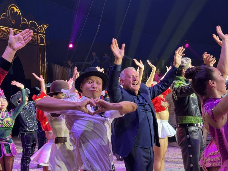 Taiwanese diabolo artist Chu Chuan-ho (wearing a black hat) makes a heart sign with both hands. CNA photo, Sept. 27, 2025