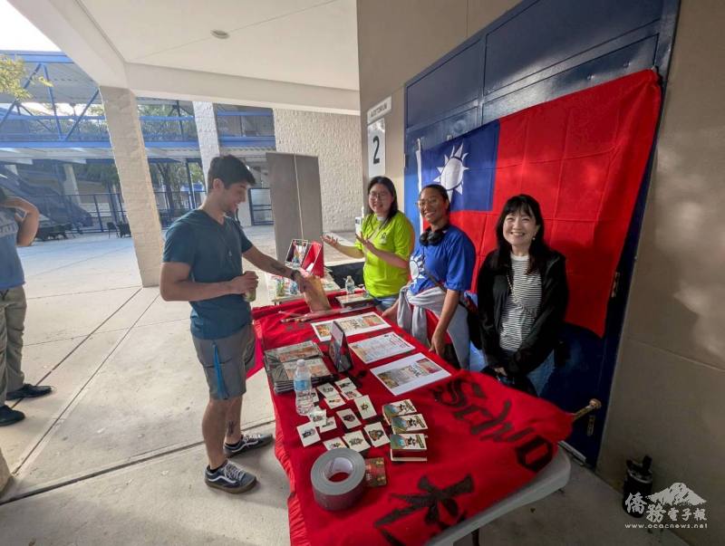 文化攤位吸引許多當地民眾詢問TCML課程