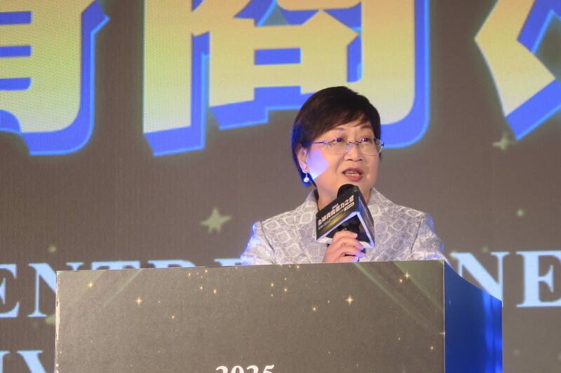 僑委會委員長徐佳青30日於2025全球青商潛力之星頒獎典禮致詞。