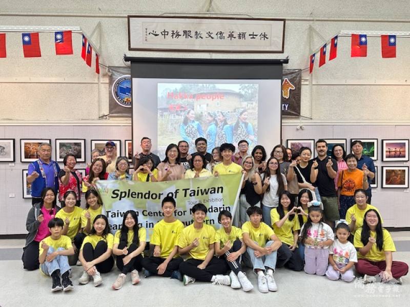 休士頓文教中心主任王盈蓉(前排站立左四)與臺塑中文學校TCML、及松年學院TCML及FASCA學員大合照