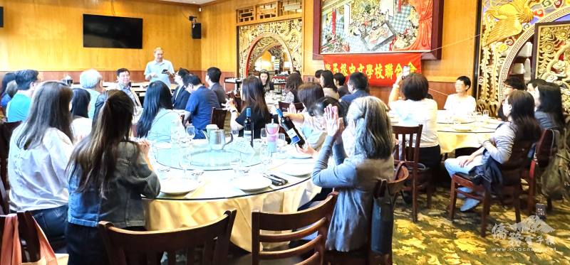 密西根中文學校聯合會會長李君唐熱情歡迎各位老師們一起參加教師節敬師餐會