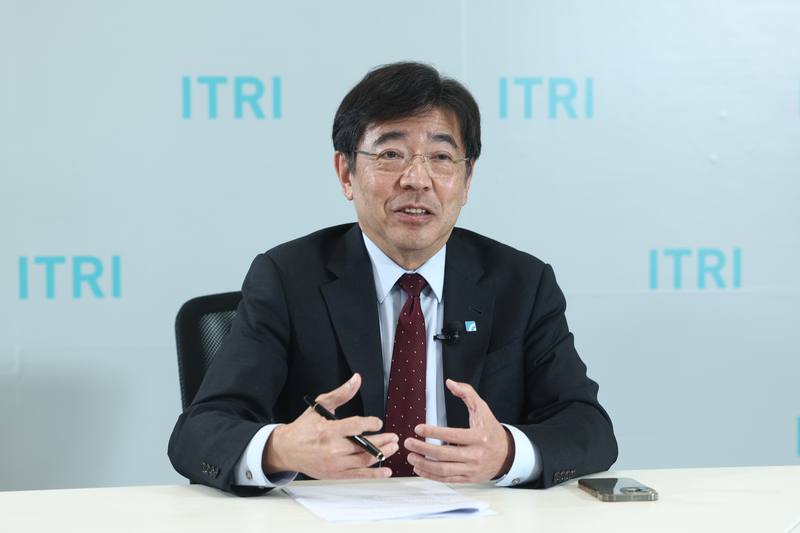 工研院院長劉文雄接受中央社專訪，以財務管理比喻電力供應，強調當支出太多時，就要想辦法去賺更多錢，否則就要節省開支，這樣才能收支平衡，如果繼續浪費電，電永遠都會不夠。