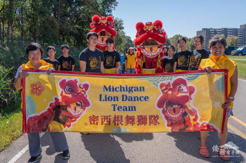密西根舞獅文化傳承協會也加入多元文化遊行( Laurie Lee 攝影)