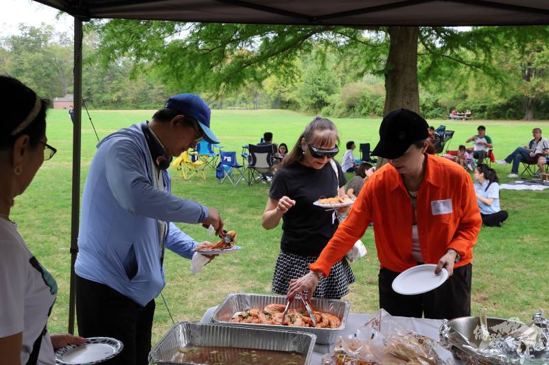 郊遊吃海鮮聯誼，豐盛的食物令人流連忘返