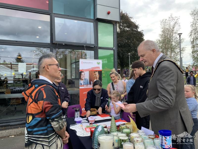 倫敦 Hillingdon 區科索恩市長 Philip Corthorne 蒞臨現場，對慈濟 TCML 及中文學校積極參與社區活動表示讚許