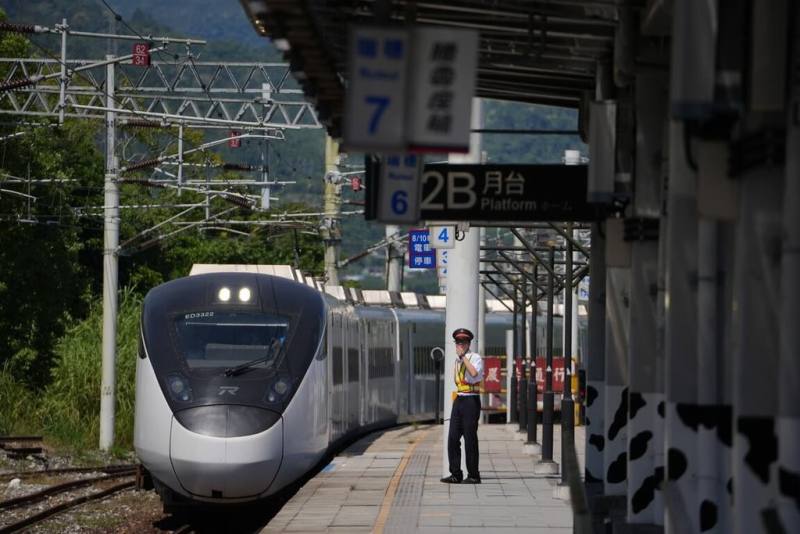 花蓮馬太鞍溪堰塞湖溢流重創光復鄉，災後第8天洪水雖退但仍是滿目瘡痍，軍方30日再增兵力馳援，台鐵也加開4列國軍專案列車，分批自基隆、新竹及台中等地車站出發，助國軍弟兄挺進災區。（軍方提供）