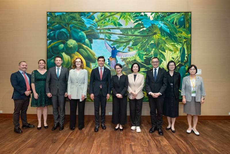 副總統與訪賓一行合影