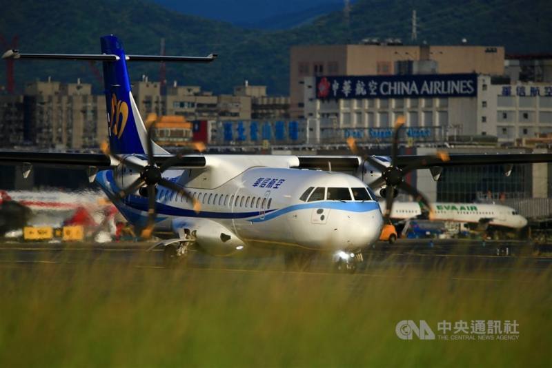 為了支援志工前往花蓮救災，華信航空宣布，台中－花蓮與高雄－花蓮航線2日起推出5折機票優惠，圖為日前在台北松山機場拍攝的華信航空客機。（中央社檔案照片）