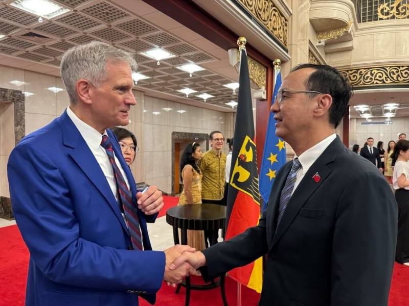 首頁 / 政治
出席德國國慶晚會　朱立倫：樂見雙方開展廣泛交流
2025/10/1 17:13（10/1 19:31 更新）
國民黨主席朱立倫9月30日晚間應邀出席德國國慶晚會，朱立倫期待在新任德國在台協會處長狄嘉信（左）的帶領下，國民黨與台灣社會各界和德國開展廣泛交流。（國民黨提供）