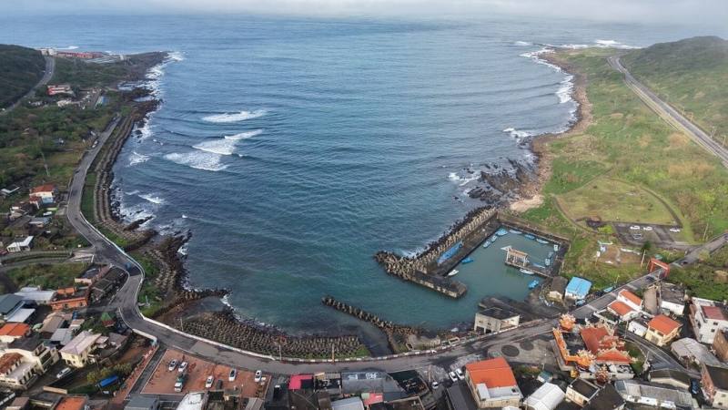 東北角及宜蘭海岸國家風景區管理處以「重新開啟與當地社區的對話，共創卯澳灣」為題的永續故事，榮獲2025全球綠色目的地年會「全球百大目的地故事獎」。圖為新北貢寮卯澳灣空拍景色。（東北角及宜蘭海岸國家風景區管理處提供）