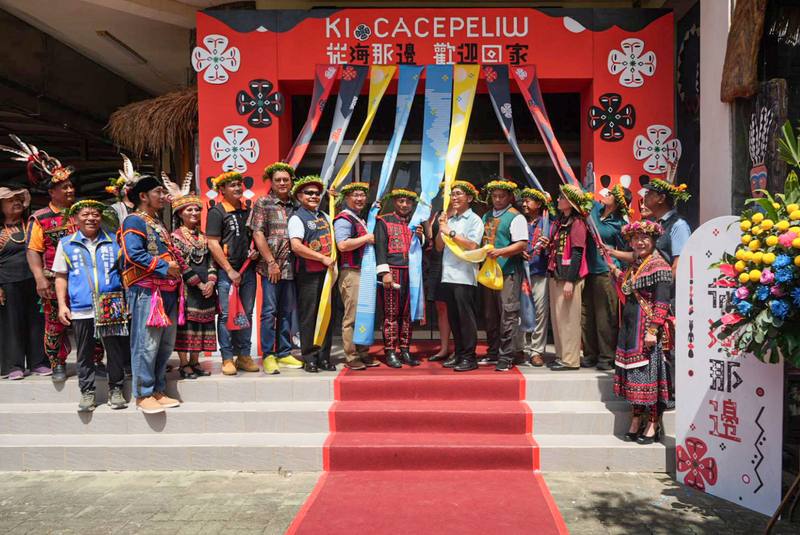 屏東縣獅子鄉公所等單位共同主辦「Ki cacepeliw 從海那邊．歡迎回家–瑞典國家世界文化博物館典藏排灣族百年文物重返獅子鄉特展」，1日正式在獅子鄉文物陳列館開展，氣氛熱鬧。