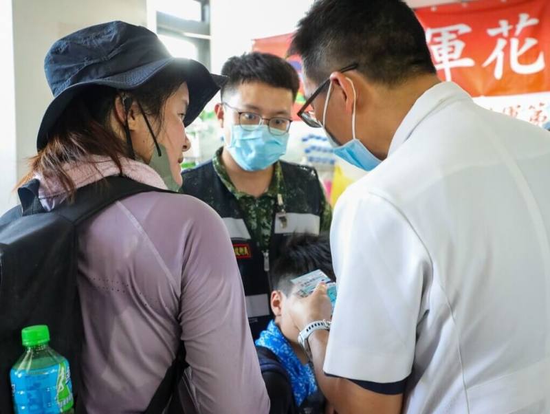 馬太鞍溪堰塞湖溢流重創花蓮縣光復鄉，30日來到災後第8天，災區仍滿目瘡痍，國軍花蓮總醫院結合2支部衛生連醫療能量持續進駐災區，提供民眾及官兵診療、藥品補充及緊急醫療支援。（軍方提供）