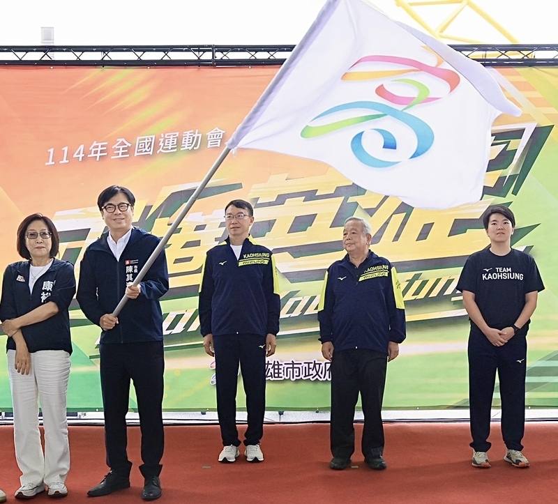 114年全國運動會在雲林，18日將正式登場。高雄市長陳其邁（左2）1日為高雄市代表隊授旗，勉勵隊員旗開得勝、再創佳績。左為高雄市議長康裕成。