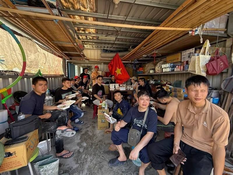 Vietnamese workers in Taiwan head to Guangfu Township, Hualien County, on Saturday to help with flood cleanup. Photo courtesy of a private contributor Sept. 30, 2025