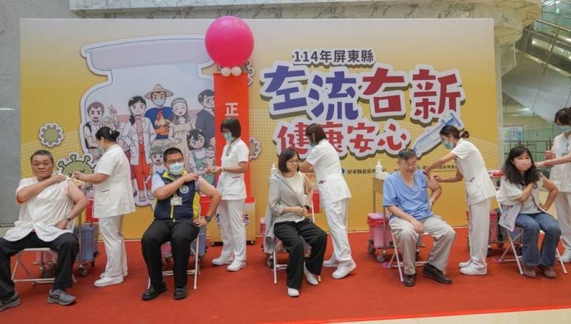 114年度公費流感疫苗及新冠疫苗1日正式開打，屏東縣各醫事公會代表率先接種流感及新冠疫苗，並呼籲第一線醫事人員儘早施打。（屏東縣衛生局提供）
