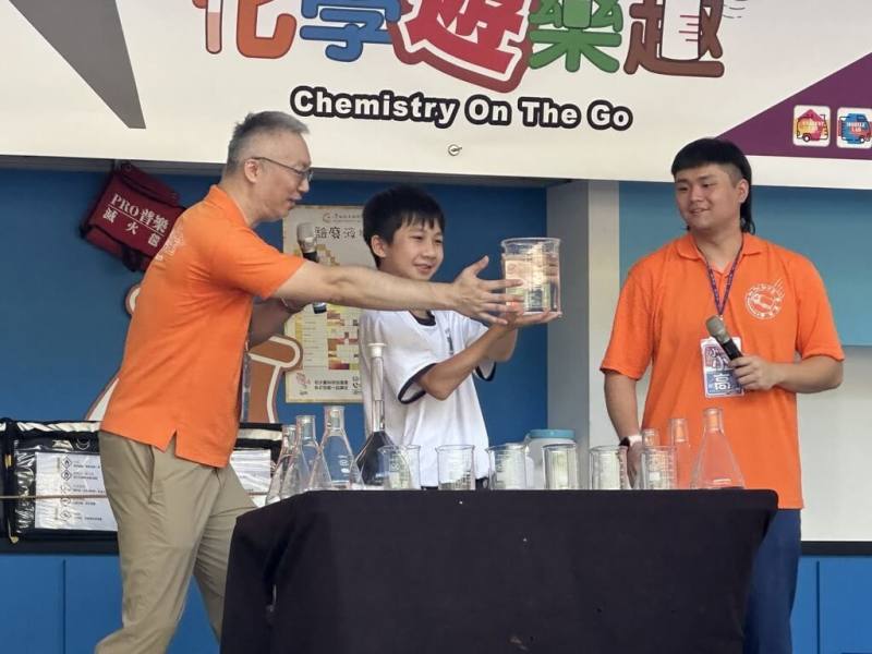 苗栗縣造橋國中與淡江大學科學教育中心合作，1日在校內辦理「化學遊樂趣」科普闖關活動，盼透過各種實作、遊樂方式引導學童認識化學，點燃學子科學夢。（造橋國中提供）