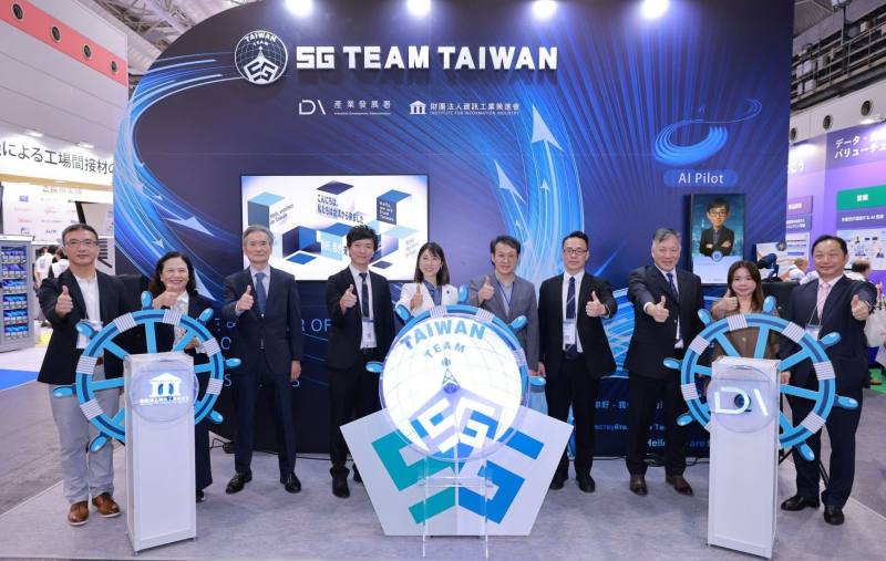 經濟部產業發展署曾偉華簡任技正（右五）、日本立憲民主黨參議院塩村文夏議員（右六）及產業界貴賓為臺灣參與此展覽進行揭幕並合影。