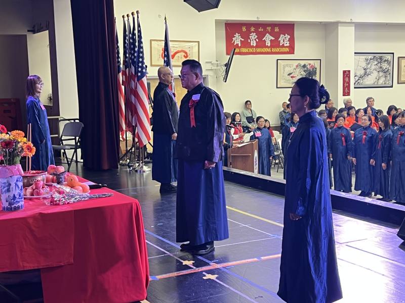 鐘鼓齊鳴中由杜兆明擔任正獻官，完成啟扉、迎神、六佾舞、三獻禮等儀程