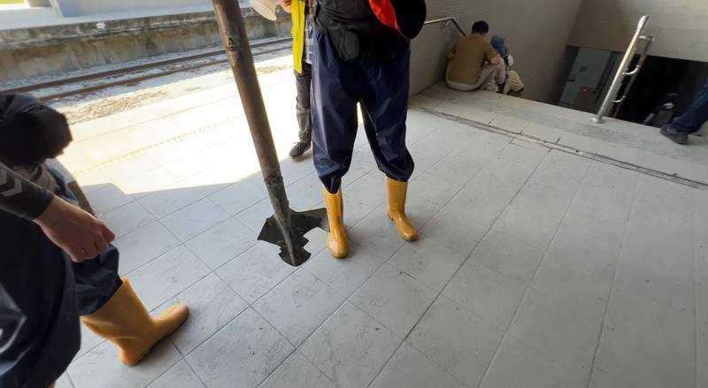 連日來有大批「鏟子超人」奔赴花蓮縣光復鄉災區協助救災，1日在火車站月台有人拿著幾乎只剩下木柄、已挖到報廢的鐵鍬，格外吸睛。