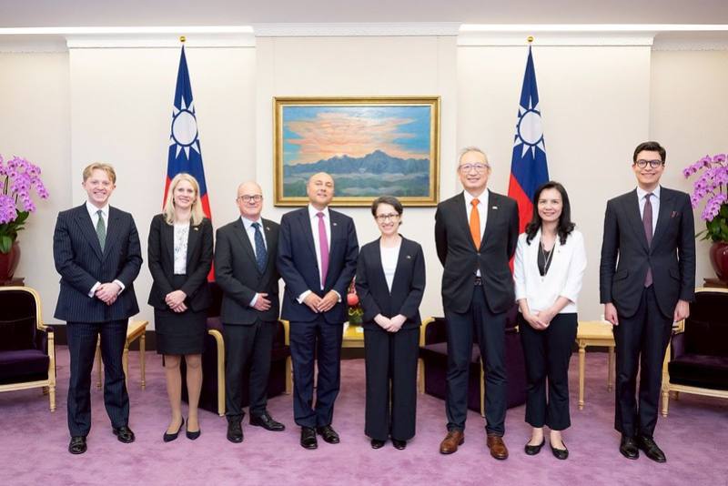 副總統與訪賓一行合影