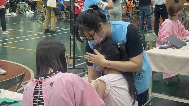 公費流感疫苗10月1日開打，台中市政府也啟動校園流感疫苗接種，學生在醫護人員、志工引領下施打疫苗