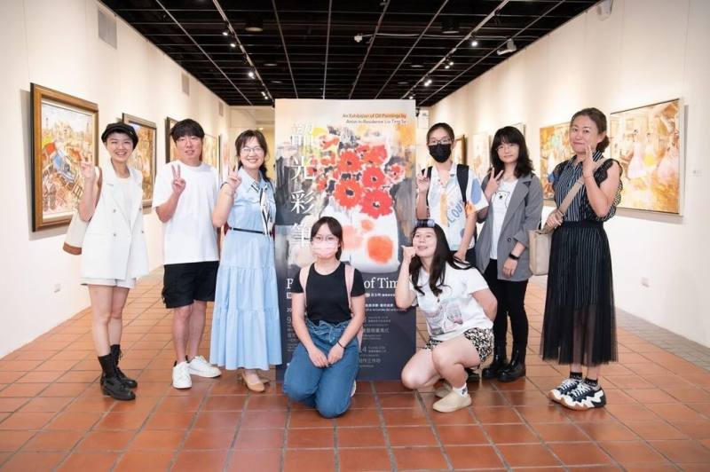 藝術家劉婷瑟（左3）正在中正大學圖書館展出「韶光彩筆–駐校藝術家劉婷瑟油畫創作展」，展出多組經典系列作品，歡迎民眾前往感受其細膩優雅的心境與情感。（劉婷瑟提供）