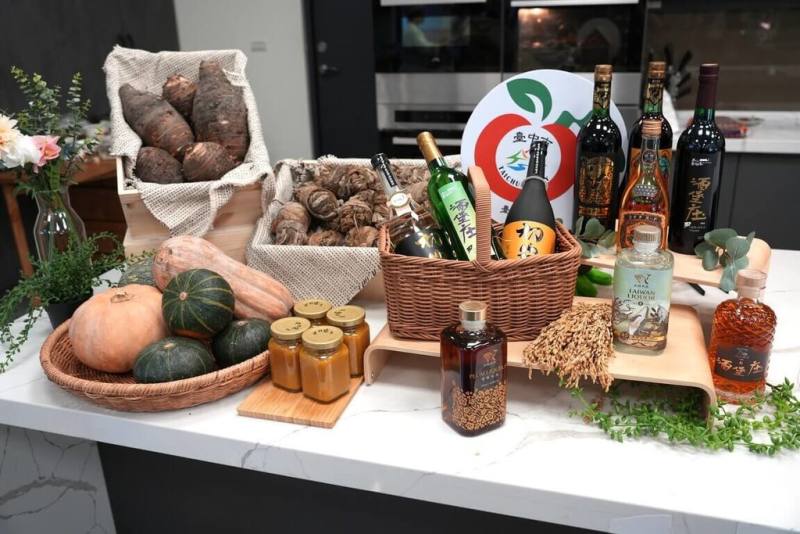 台中市政府與苗栗縣政府攜手，主廚將苗栗在地農產結合台中地酒，翻玩出多道美味佳餚。（民眾提供）