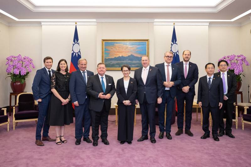 副總統與「奧地利跨黨派國會議員訪問團」合影