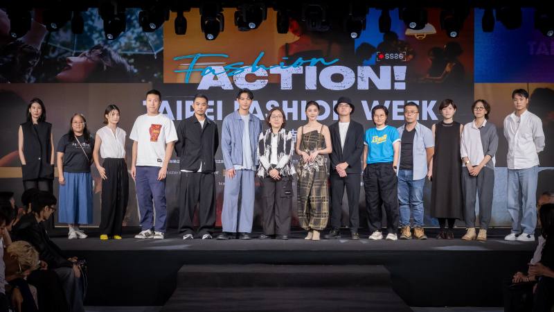 「臺北時裝週SS26」即將揭幕，（左起）今夜一起為愛鼓掌壹壹影業行政監製黃飛雅、拜六禮拜製作人顏克儀、NIKI YEH葉孟瑀、WEAVISM織本主義Tony陳璽年、DYCTEAM Fly趙之逸、站台嘉賓連晨翔、文化部政務次長王時思、站台嘉賓邵雨薇、The Outlaw Doctor化外之醫導演詹淳皓、人生清理員製作人楊凱婷、死了一個娛樂女記者之後導演吳旻炫、執行製作人范軒、導演梁秀紅、我們與惡的距離II製作人江承恩等貴賓合