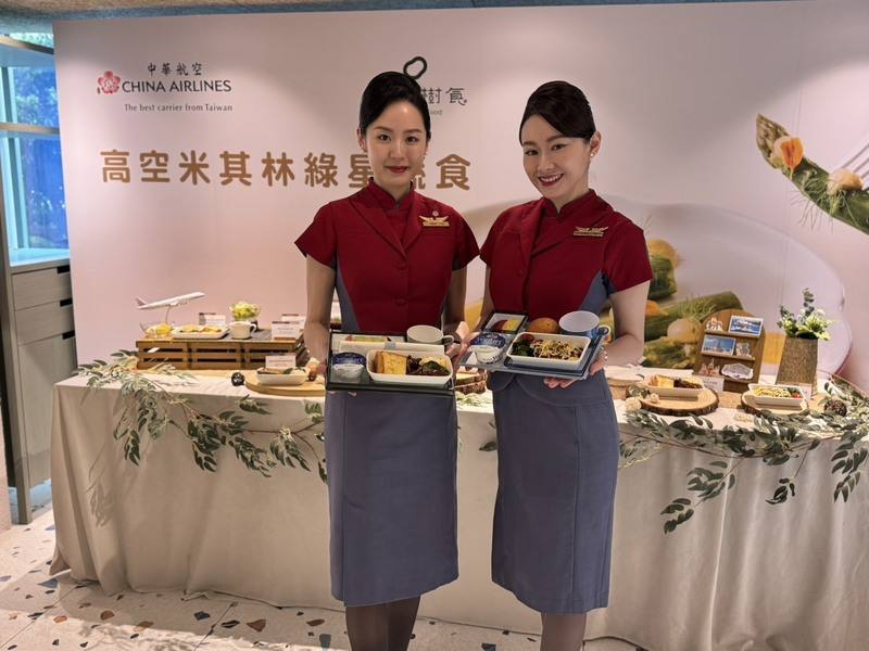 根據中華航空統計，2022年以來，點蔬食旅客占比達整體旅客10%，即日起特別攜手米其林綠星餐廳「小小樹食」推出6套機上蔬食餐點。